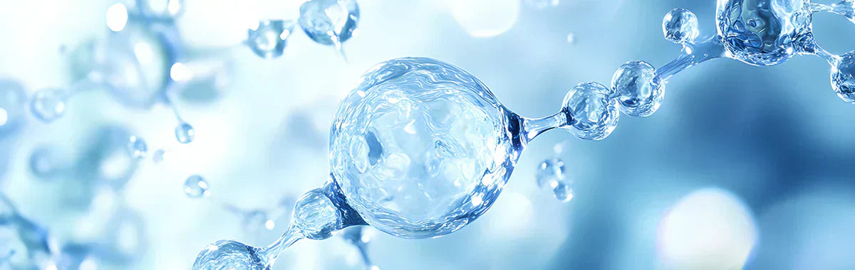 Transparente kugelförmige Struktur in kühler blauer Umgebung