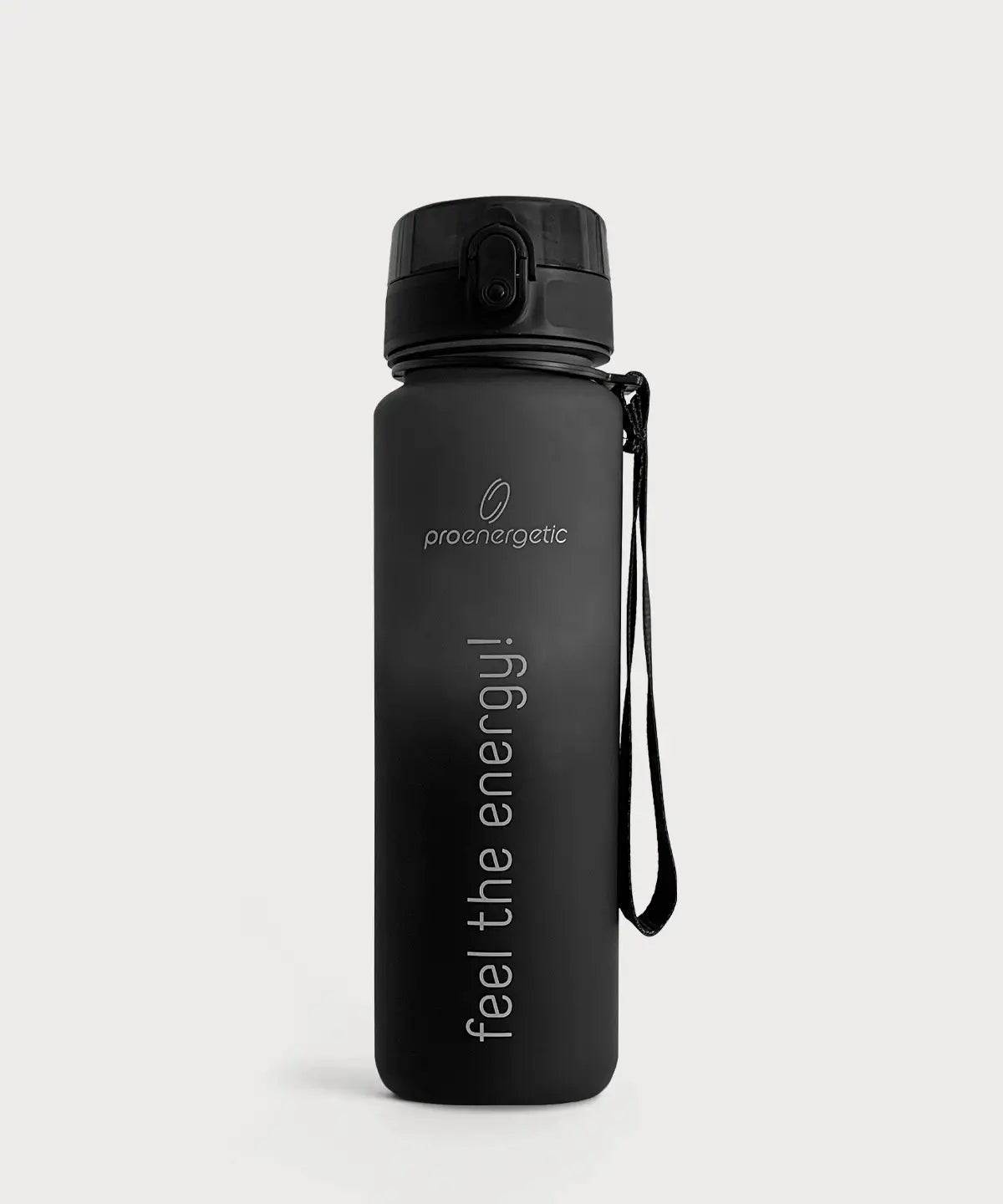 Pure Move Trinkflasche in schwarzer Ausführung mit Klappverschluss, Trageschlaufe und vertikalem Schriftzug auf hellem Hintergrund