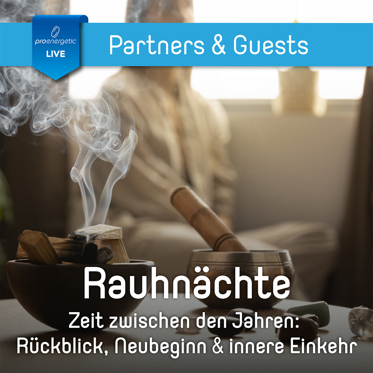 Frau sitzt im Lotussitz in entspannter Umgebung neben brennendem Räucherstäbchen