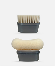 Zwei AERO Shower Aufsätze auf hellem Hintergrund, oben Bürsten-Aufsatz mit Naturborsten und unten Peeling-Aufsatz mit strukturierter Oberfläche