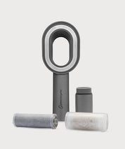 Graues AERO Shower Kalkmodul von ProEnergetic mit ovalem Duschkopf und austauschbaren Filterkartuschen auf hellem Hintergrund.