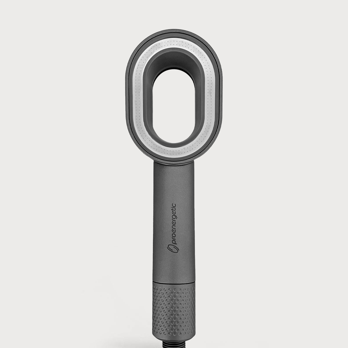 AERO Shower Duschkopf von ProEnergetic in grauer Ausführung mit ovaler Öffnung und strukturiertem Griff vor hellem Hintergrund