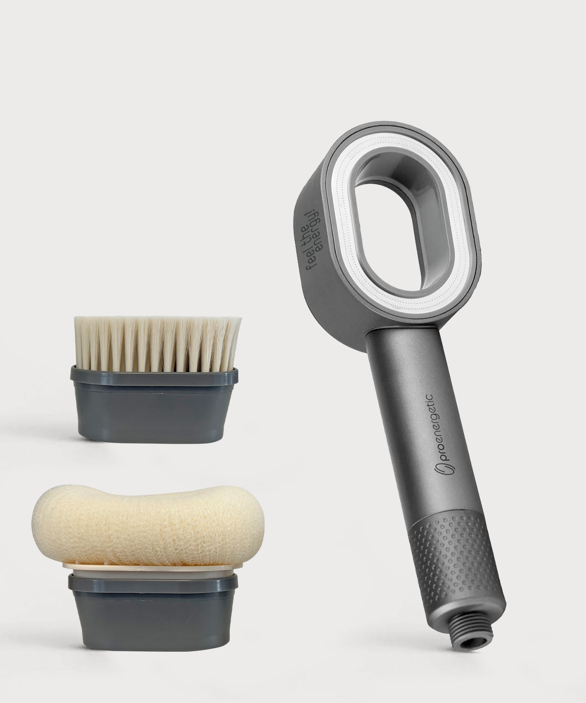 AERO Shower Duschkopf von ProEnergetic in grauer Ausführung mit ovaler Öffnung, daneben Bürsten-Aufsatz und Peeling-Aufsatz auf hellem Hintergrund