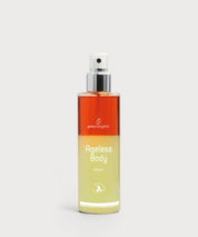 Ageless Body Spray in transparenter Sprühflasche mit silbernem Pumpkopf, zweifarbiger Flüssigkeit in Orange und Gelb, minimalistisches Design vor hellem Hintergrund.