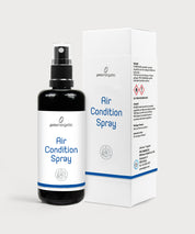 Air Condition Spray in schwarzer Sprühflasche mit weißem Etikett, daneben weiße Produktverpackung mit Aufdruck auf hellem Hintergrund