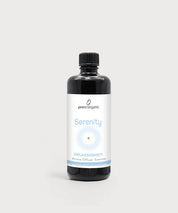 Schwarze ProEnergetic Aroma Diffuser Essence Flasche mit weißem Etikett, blauem Akzent, Produktname Serenity und kreisförmigem grafischem Element auf neutralem Hintergrund
