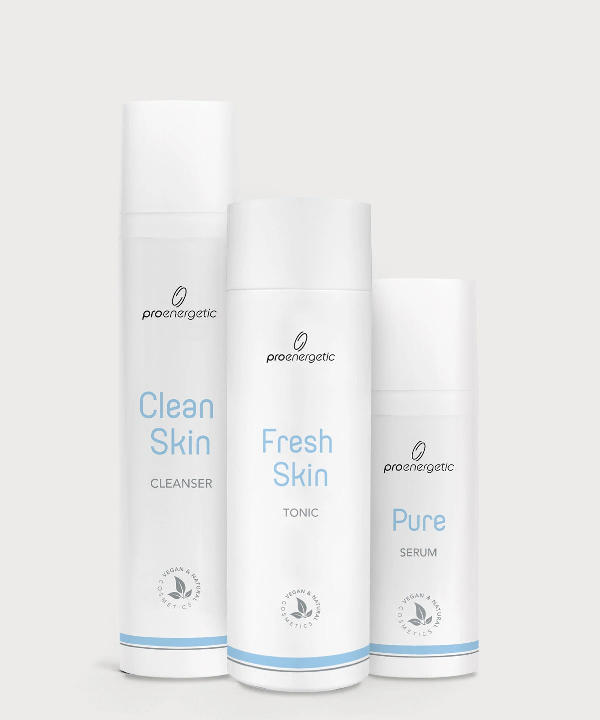 Drei weiße Tuben Clean Skin Cleanser, Fresh Skin Tonic und Pure Serum von ProEnergetic nebeneinander auf hellem Hintergrund.