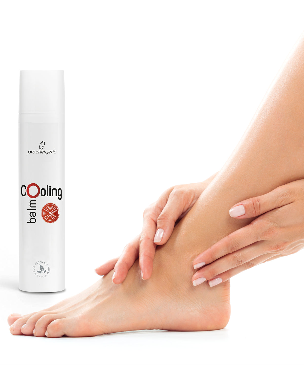 Cooling Balm von ProEnergetic neben einem Fuß, auf den das Produkt aufgetragen wird; Hände massieren den Knöchelbereich, freigestellt vor weißem Hintergrund.