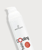 Detailaufnahme des Cooling Balm von ProEnergetic: weiße Pumpflasche mit sichtbaren Wassertropfen auf der Oberfläche, schräg dargestellt vor hellem Hintergrund, Logo und rotes Spiralsymbol gut erkennbar.