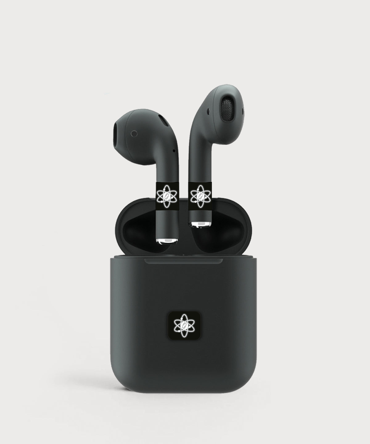 Kabellose In-Ear-Kopfhörer in schwarzem Ladecase. Auf den Kopfhörern und dem Case sind E-Protect-Audio-Aufkleber angebracht.