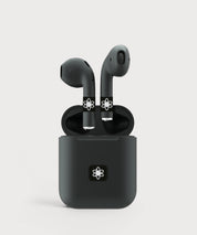 Kabellose In-Ear-Kopfhörer in schwarzem Ladecase. Auf den Kopfhörern und dem Case sind E-Protect-Audio-Aufkleber angebracht.