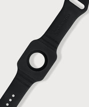 Detailansicht des Eloop Bands als schwarzes Silikonarmband mit rundem Einsatz und eingeprägtem Markenschriftzug auf hellem Hintergrund