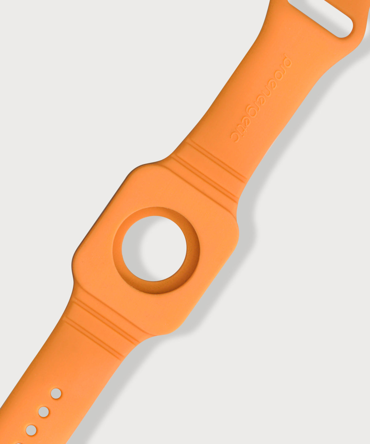 Detailansicht des Eloop Bands als oranges Silikonarmband mit rundem Einsatz und eingeprägtem Markenschriftzug auf hellem Hintergrund