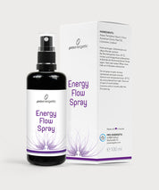 Energy Flow Spray in schwarzer Sprühflasche mit weißem Etikett, daneben weiße Produktverpackung mit violettem Schriftzug auf hellem Hintergrund