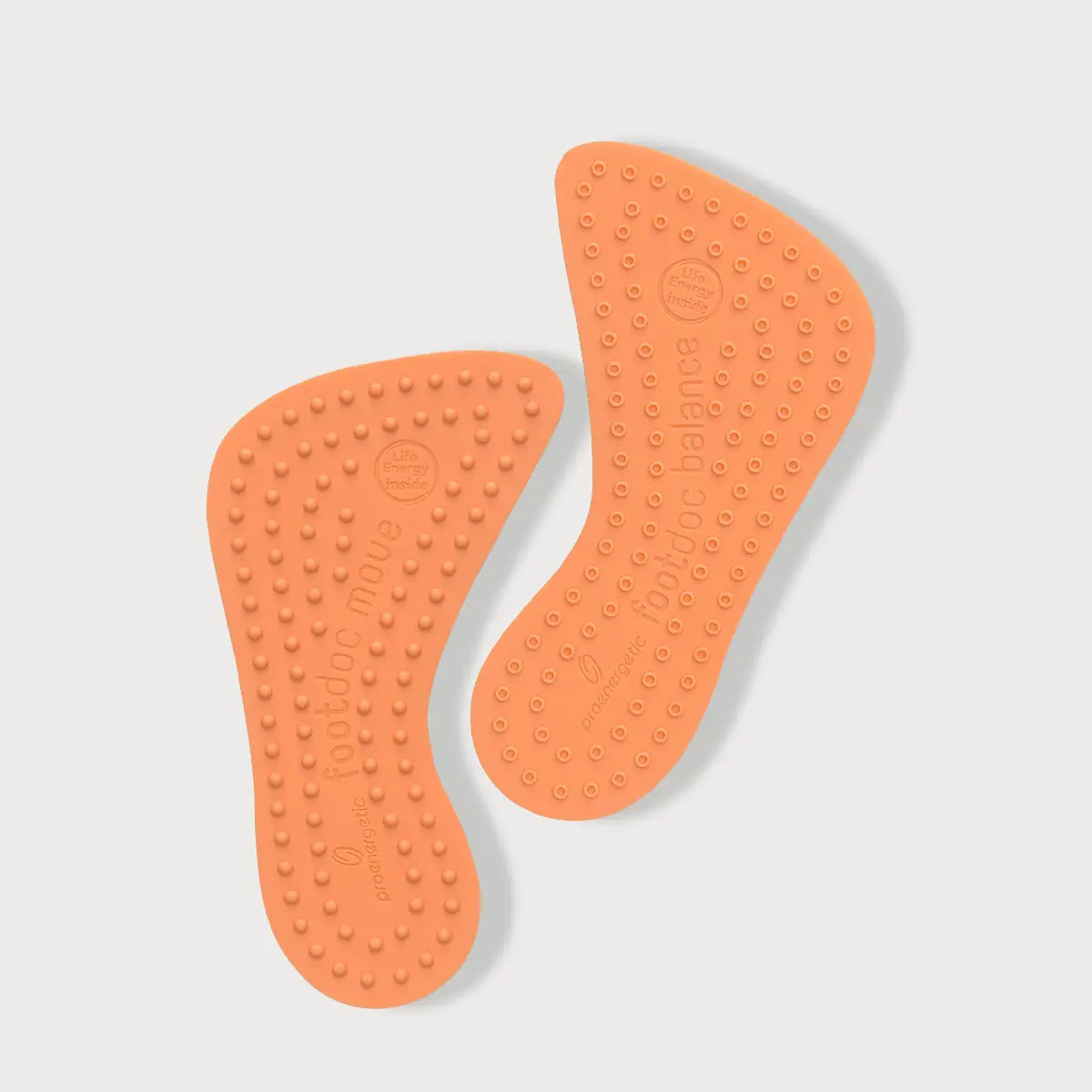 Zwei orangefarbene Footdoc Insoles MOVE | BALANCE Einlegesohlen mit ergonomischer Form und genoppter Oberfläche, dargestellt auf hellem Hintergrund.