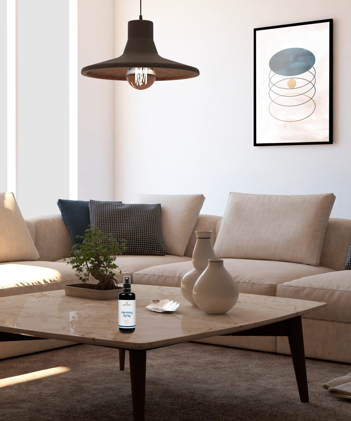 Harmony Spray in schwarzer Sprühflasche steht auf einem Couchtisch in einem hellen Wohnzimmer mit Sofa, Lampe und Wandbild