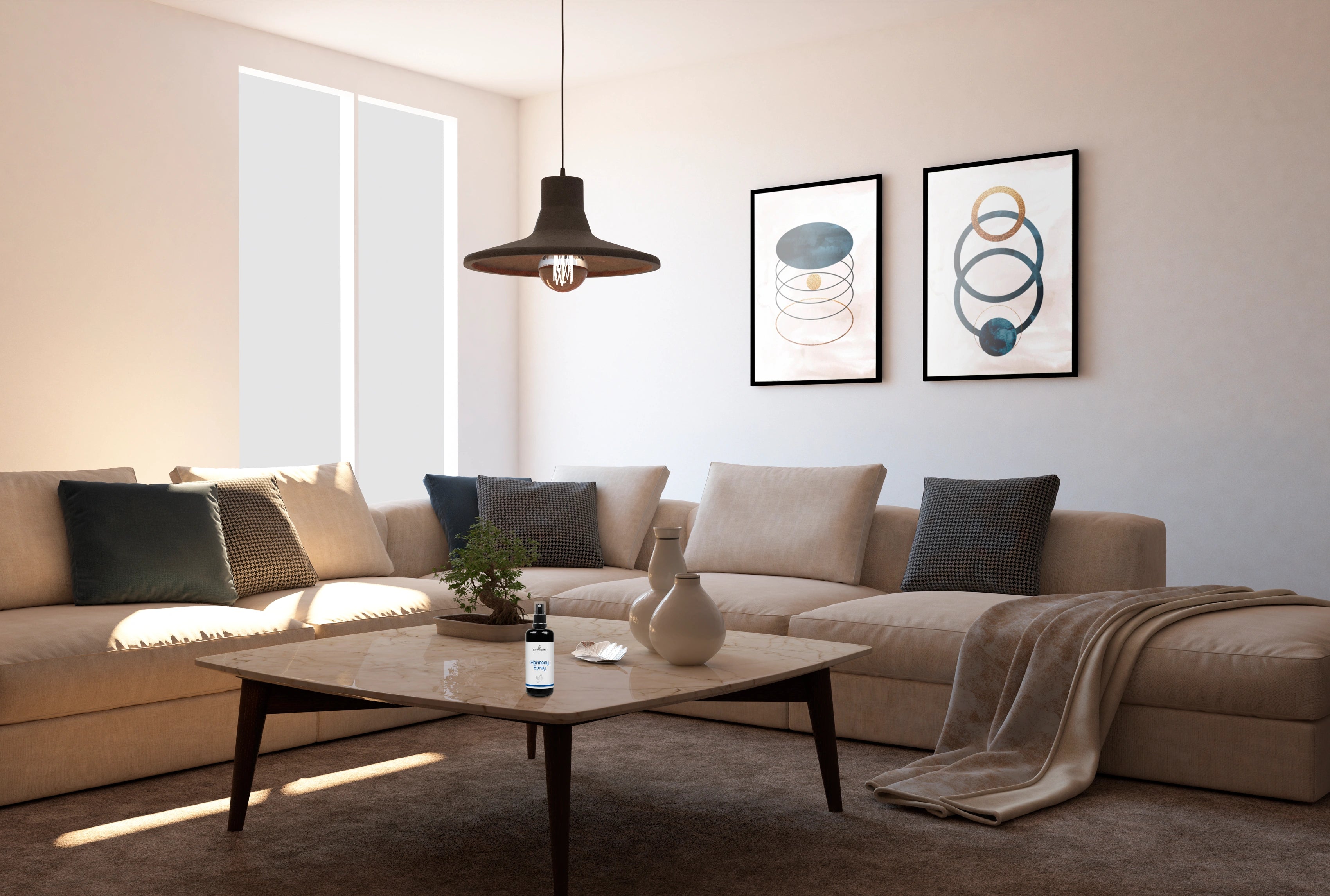 Harmony Spray in schwarzer Sprühflasche steht auf einem Couchtisch in einem hellen Wohnzimmer mit Sofa, Lampe und Wandbild