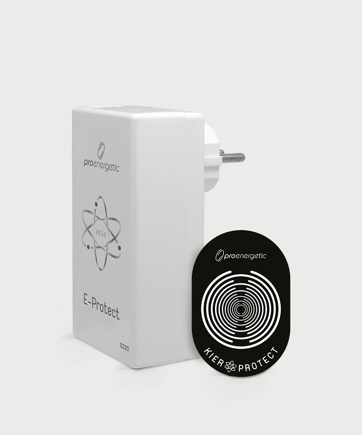 Weißes E-Protect Steckgerät von ProEnergetic mit Netzstecker neben schwarzer ovaler KIER Protect Karte.