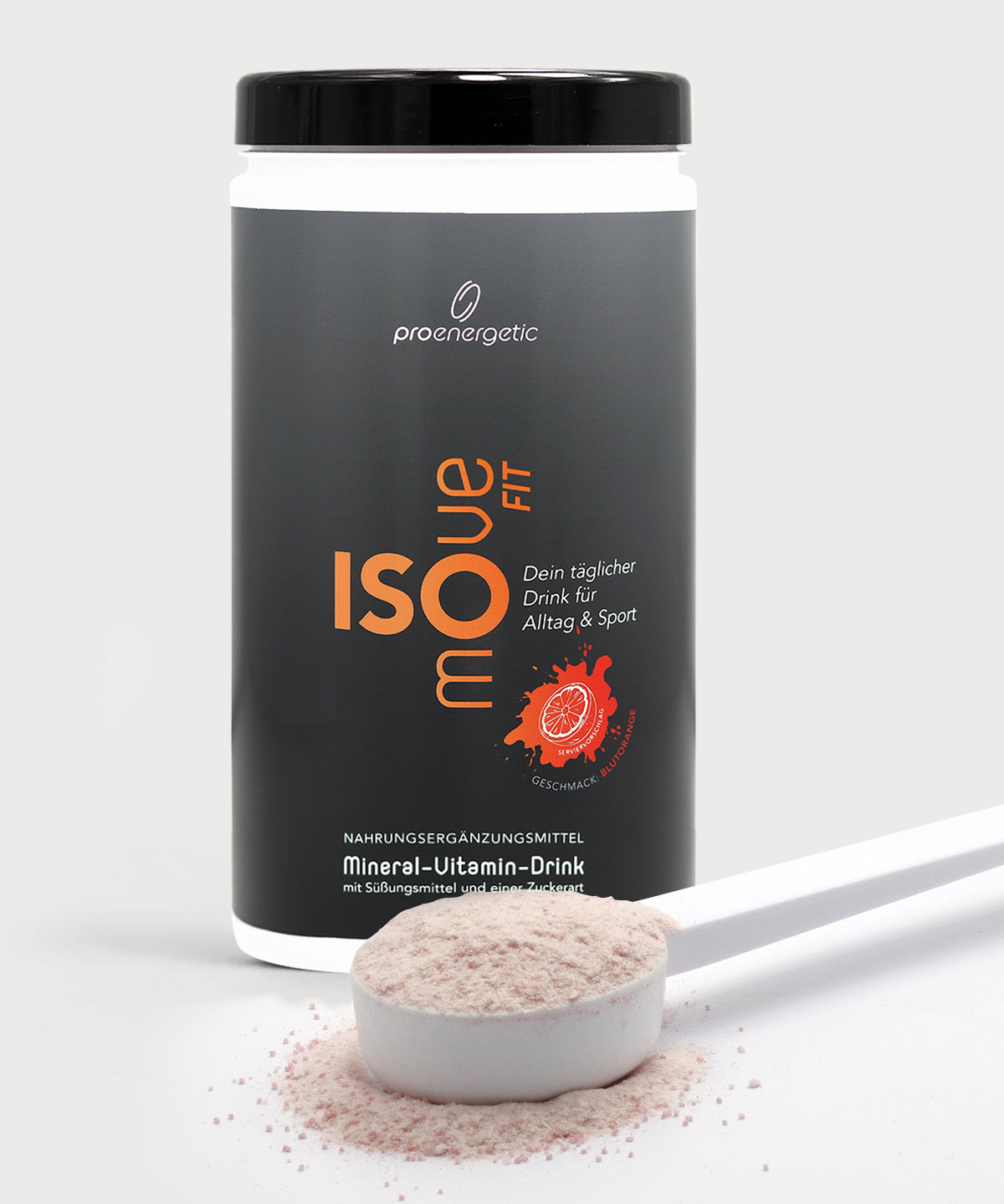 Vorderansicht der ISOmove Fit Dose von proenergetic vor hellem Hintergrund. Schwarze Verpackung mit orangefarbener Typografie („ISOmove Fit“) und rotem Fruchtmotiv. Im Vordergrund ein Messlöffel mit rosafarbenem Pulver, leicht verschüttet.