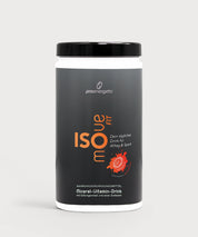 Dose ISOmove Fit von proenergetic vor hellem Hintergrund. Schwarze Verpackung mit orangefarbener Typografie „ISOmove Fit“, Mineral-Vitamin-Drink für Alltag und Sport, modernes, cleanes Produktfoto.