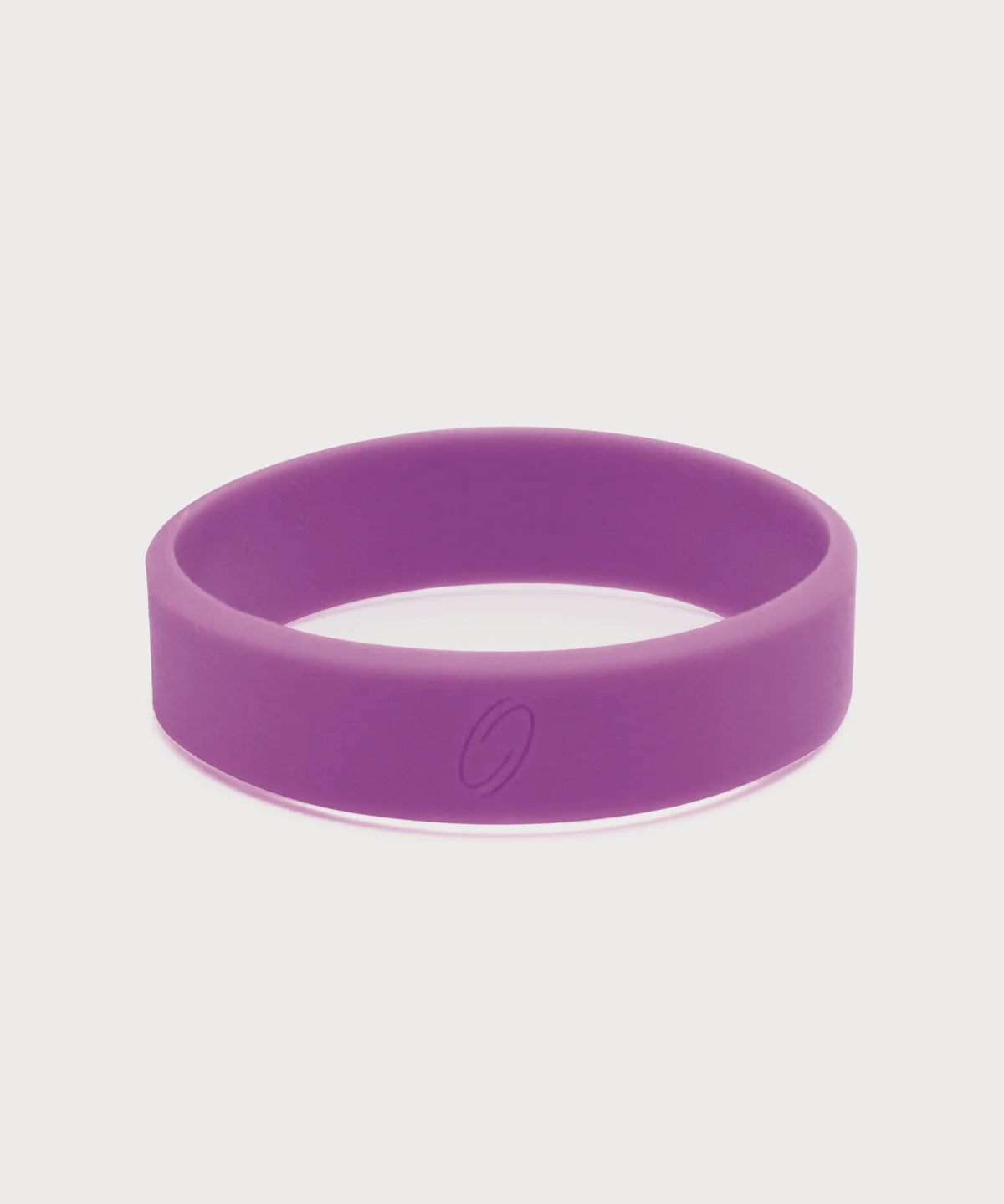 Lila ProEnergetic Kids Band aus flexiblem Silikon mit glatter Oberfläche und dezent eingeprägtem Markenlogo auf neutralem Hintergrund