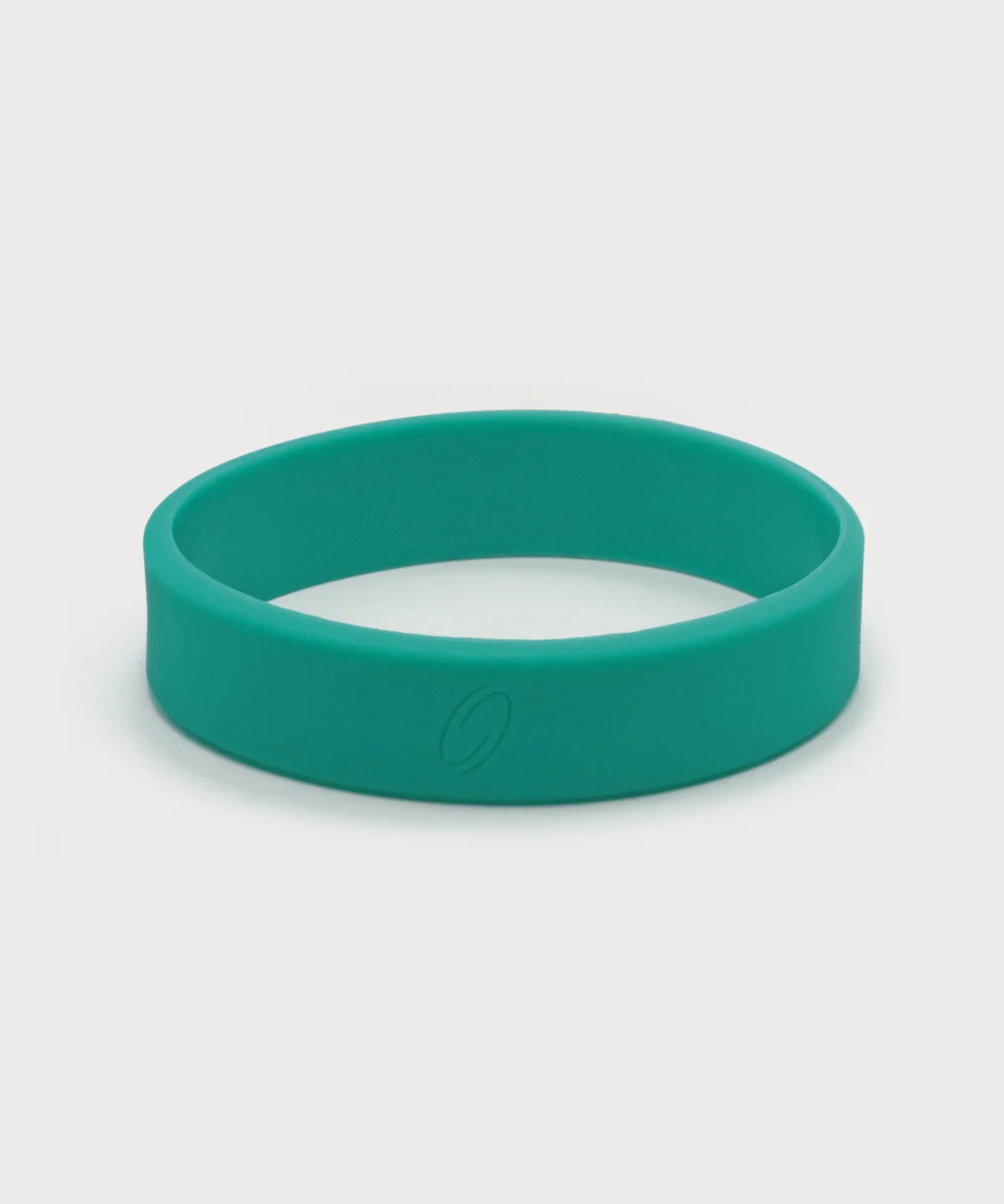 Türkises ProEnergetic Kids Band aus flexiblem Silikon mit glatter Oberfläche und dezent eingeprägtem Markenlogo auf neutralem Hintergrund