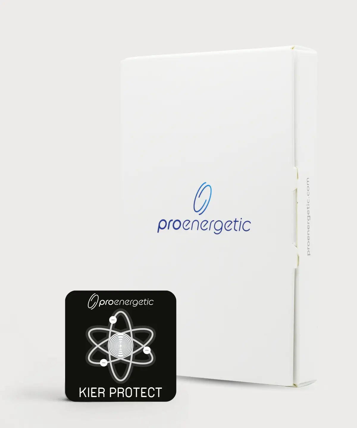 Schwarzes quadratisches KIER Protect Mobile Element mit grafischem Symbol steht vor weißer ProEnergetic Verpackung auf hellem Hintergrund