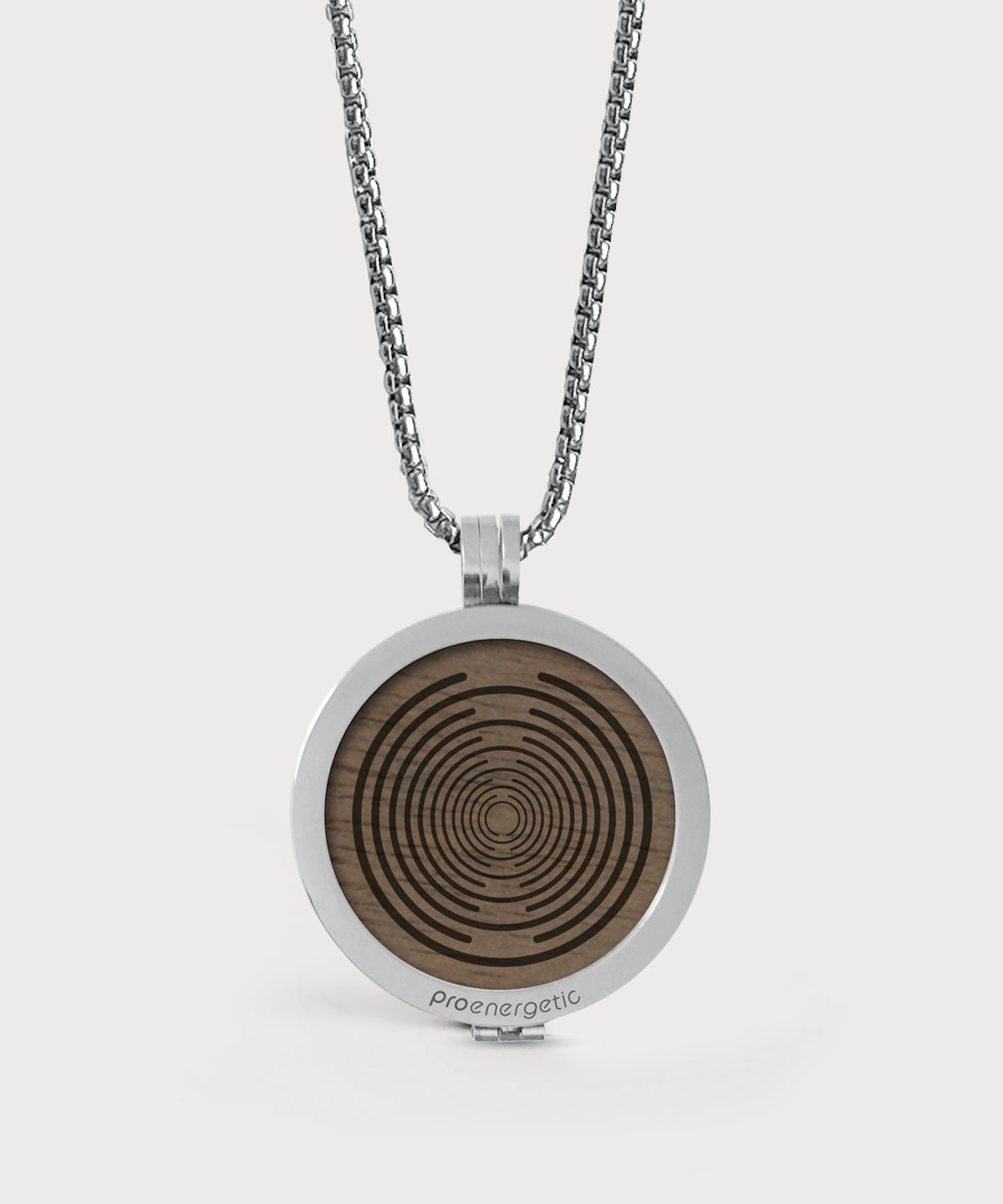 ProEnergetic KIER Protect Necklace mit rundem Anhänger, silberfarbener Kette, Metallfassung, Holzscheibe mit konzentrischem Linienmuster und Schriftzug ProEnergetic