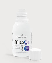 Offene Flasche MitoQi Liquid von proenergetic mit abgenommenem weißem Schraubverschluss vor hellem Hintergrund; veganes Nahrungsergänzungsmittel zur Unterstützung des Energiestoffwechsels.