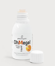 Geöffnete weiße Flasche „OhMega! Omega 3 Liquid“ von proenergetic mit abgenommenem Schraubverschluss daneben, helles Studio-Setting, orangefarbenes „3“-Symbol auf dem Etikett sichtbar.