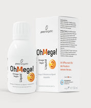 Weiße Flasche „OhMega! Omega 3 Liquid“ von proenergetic neben der passenden Produktverpackung, klares Studiofoto auf hellem Hintergrund, orangefarbenes „3“-Symbol und Hinweis „vegan“ auf dem Etikett sichtbar.
