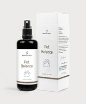 Schwarze Sprühflasche „Pet Balance“ Aura Spray von proenergetic mit weißem Etikett und Pfoten-Symbol, neben passender weißer Produktverpackung. Freigestellte, klare Produktdarstellung vor hellem, neutralem Hintergrund mit Fokus auf Flasche und Box.