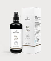 Schwarze Sprühflasche „Pet Skin – Aura Spray“ von proenergetic neben weißer Produktverpackung. Beide zeigen ein minimalistisches Design mit Pfoten-Symbol, Pumpsprüher und klarer Typografie vor hellem Hintergrund.