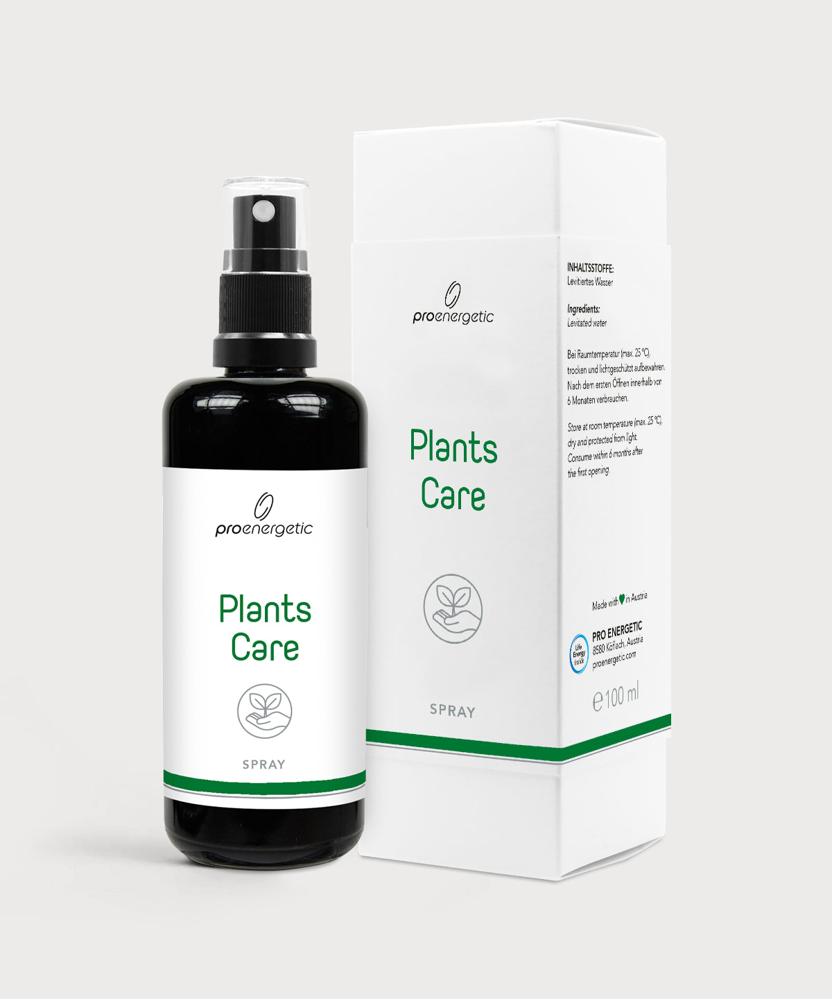 Schwarze Sprühflasche „Plants Care“ von proenergetic mit weiß-grünem Etikett neben passender weißer Produktverpackung vor hellem Hintergrund.