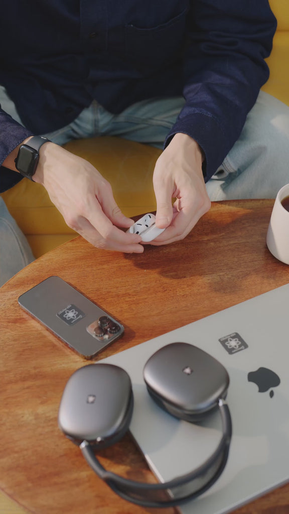 Mann trägt weiße kabellose In-Ear-Kopfhörer mit angebrachtem E-Protect-Audio-Aufkleber im Ohr. Videoaufnahme.