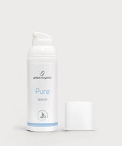 Geöffnete weiße Pumpflasche „Pure Serum“ von proenergetic mit abgenommenem Deckel daneben, freigestellt vor hellem, neutralem Hintergrund.