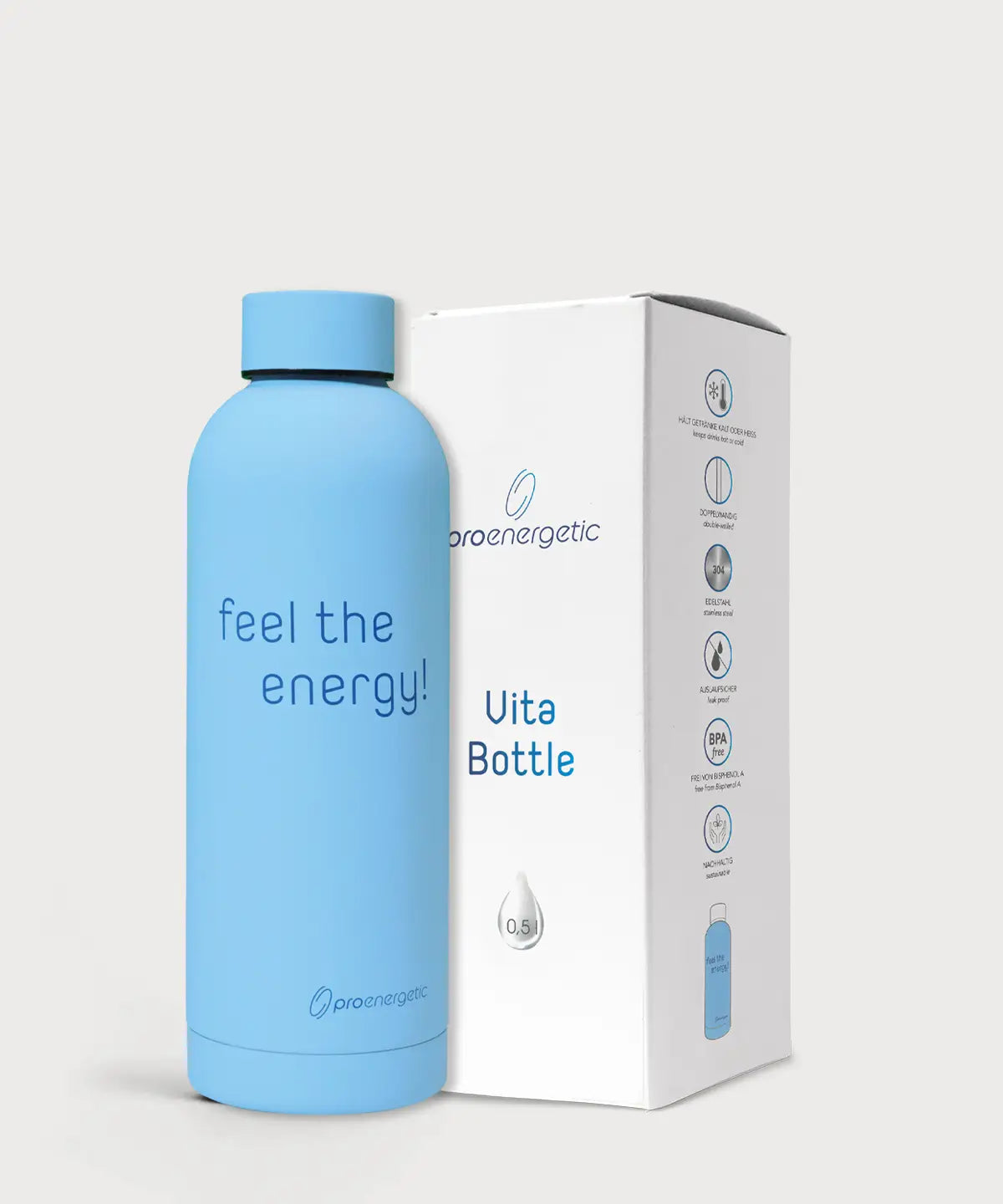 Vita Bottle Trinkflasche in hellblauer Ausführung neben weißer Produktverpackung mit Symbolen und Beschriftung auf hellem Hintergrund