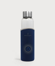 Water Vitalizer Glastrinkflasche mit Edelstahlverschluss und dunkelblauer Schutzhülle mit Tropfensymbol vor hellem Hintergrund