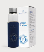 Water Vitalizer Glastrinkflasche mit Edelstahlverschluss und dunkelblauer Schutzhülle neben weißer Produktverpackung auf hellem Hintergrund